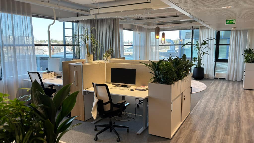 Lindt & Sprünglin valoisat toimitilat Mansku 105:ssä on sisustettu vaaleilla ja neutraaleilla sävyillä. Tilassa on paljon viherkasveja.