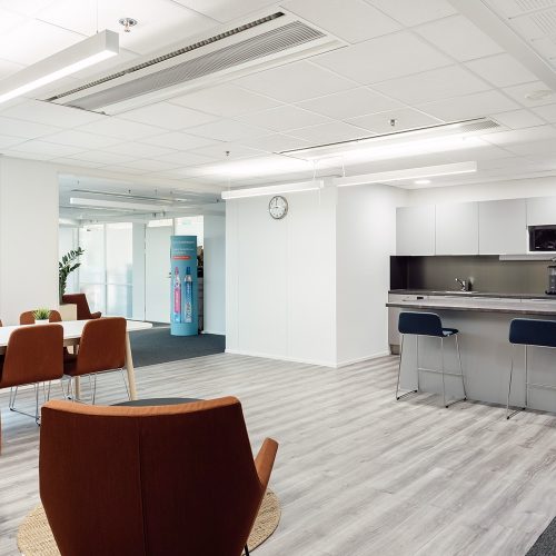 Toimistohotellin taukotilassa on keittiötaso saarekkeineen, ruokailupöytä sekä kaksi nojatuolia.