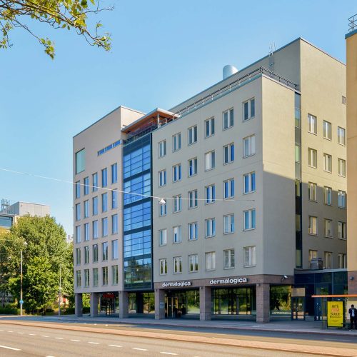 Mannerheimintie 105 kiinteistön julkisivu etelästä. Edessä bussipysäkki.